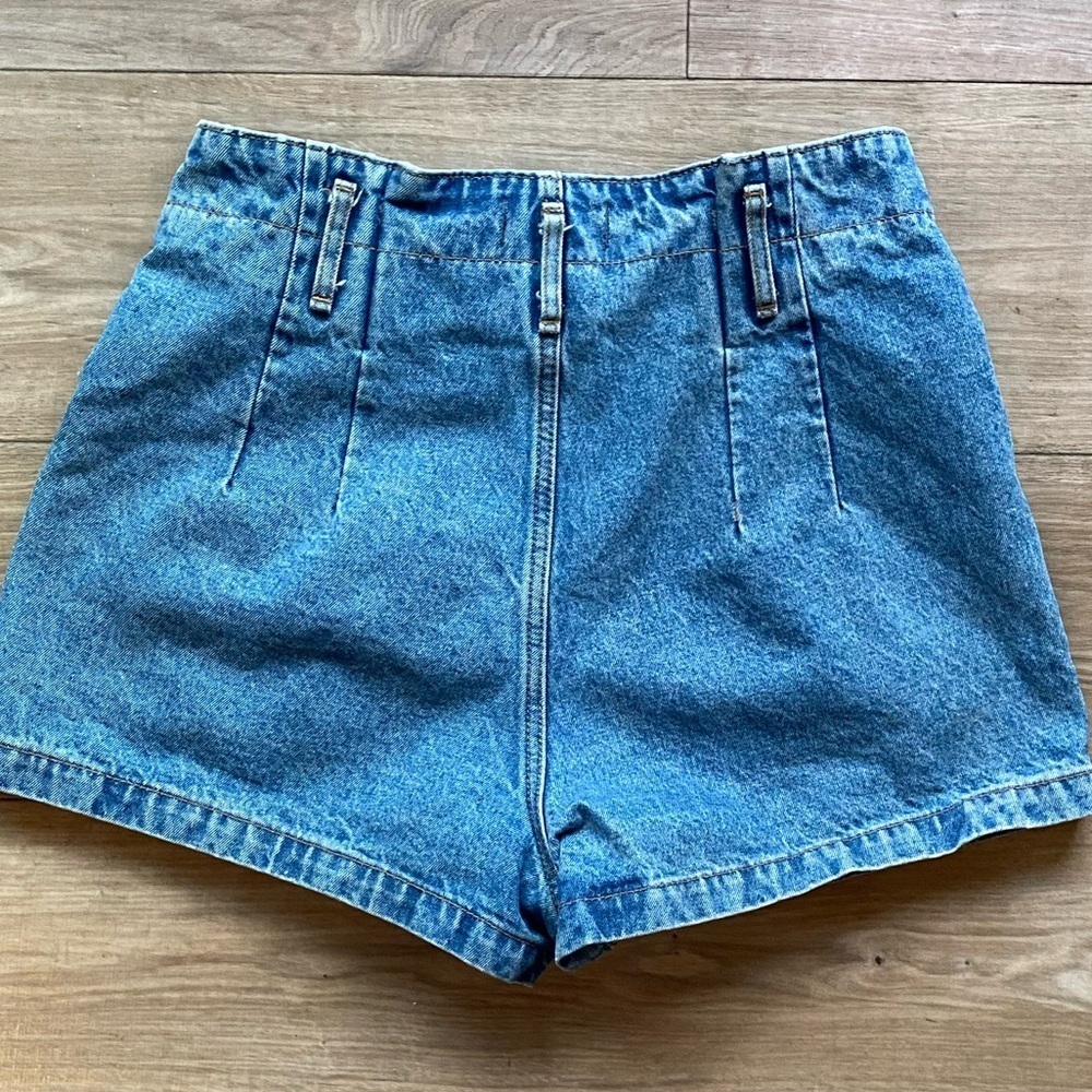 Abercrombie and Fitch Natural Rise Shorts - Picture 2 of 6